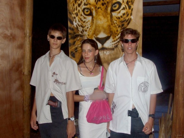 69- Soiree deguisee chez Aline - Anne la star et ses gardes du corps 
